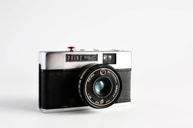 Woodbridge Suffolk UK 29 Haziran 2021: Klasik bir Prinz Saturn 35 mm 'lik film kamerası beyaz arka planda izole edildi