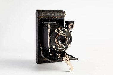 Woodbridge Suffolk UK 29 Haziran 2021: Beyaz arka planda izole edilmiş klasik bir Kodak Vest Pocket Model B film kamerası