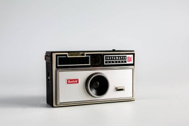 Woodbridge Suffolk UK 29 Haziran 2021: Beyaz zemin üzerinde izole edilmiş klasik bir Kodak Instamatic 104 kamera