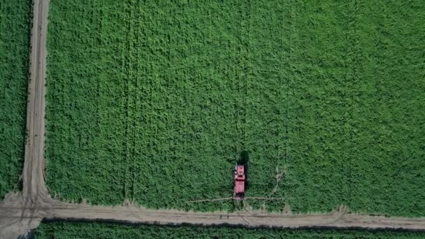 Luchtfoto Van Landbouwmachines Die Landbouwvelden Besproeien Het Platteland Van Suffolk — Stockvideo