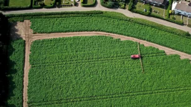 Drone Aéreo Tiro Máquinas Agrícolas Pulverizando Campos Agrícolas Zona Rural — Vídeo de Stock