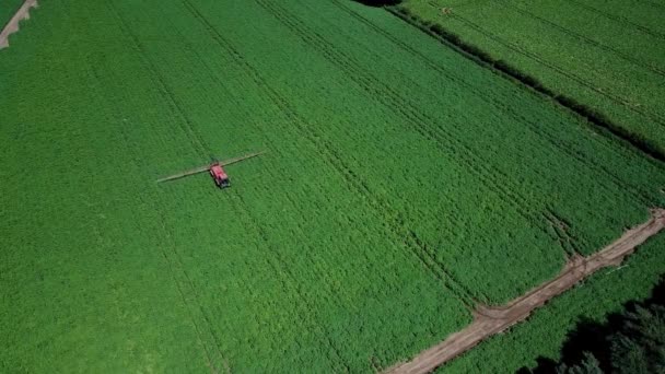 Воздушный Беспилотный Снимок Сельскохозяйственной Техники Распыляющей Сельскохозяйственные Поля Сельской Местности — стоковое видео