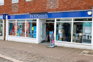 Woodbridge Suffolk UK 24 Mayıs 2021: Woodbridge şehir merkezindeki WH Smith 'lerin dış görünümü