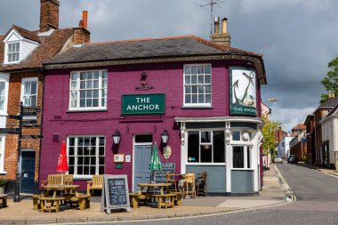 Woodbridge Suffolk UK 24 Mayıs 2021: Woodbridge şehir merkezindeki popüler The Anchor Pub 'ın dış görünümü