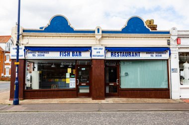 Felixstowe Suffolk UK 27 Mayıs 2021: Felixstowe kasaba merkezinde geleneksel popüler bir balık ve patates kızartması restoranı