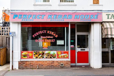 Felixstowe Suffolk UK 27 Mayıs 2021: Felixstowe şehir merkezinde bir kebap dükkanının dışı