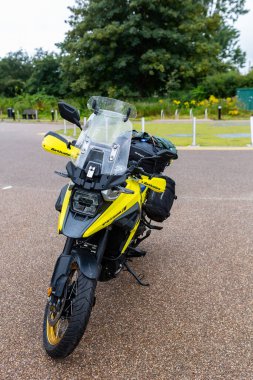 Woodbridge Suffolk UK 09 Ağustos 2021: 2021 model Suzuki Dl 1050 Rc M0 V-Strom halka açık bir otoparka park edildi