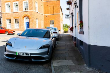 Woodbridge Suffolk İngiltere 11 Ağustos 2021: Suffolk 'ta Woodbridge' de popüler bir otelin önünde park etmiş 2021 model elektrikli Porsche Taycan Turbo