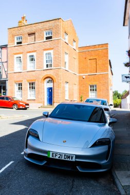 Woodbridge Suffolk İngiltere 11 Ağustos 2021: Suffolk 'ta Woodbridge' de popüler bir otelin önünde park etmiş 2021 model elektrikli Porsche Taycan Turbo