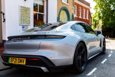 Woodbridge Suffolk İngiltere 11 Ağustos 2021: Suffolk 'ta Woodbridge' de popüler bir otelin önünde park etmiş 2021 model elektrikli Porsche Taycan Turbo