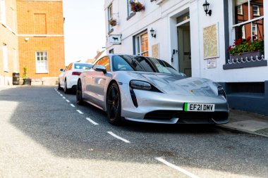 Woodbridge Suffolk İngiltere 11 Ağustos 2021: Suffolk 'ta Woodbridge' de popüler bir otelin önünde park etmiş 2021 model elektrikli Porsche Taycan Turbo