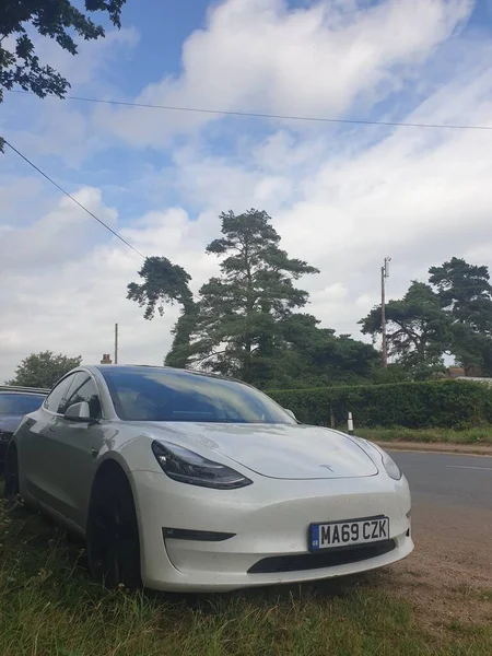 Sutton Suffolk UK 12 Ağustos 2021: Bir 2019 model Tesla Model 3 Uzun menzilli çift motorlu AWD elektrikli araç Suffolk 'ta küçük bir köyde park halinde