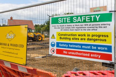 Woodbridge Suffolk İngiltere 11 Temmuz 2020: Yeni bir konut inşaatı sahasında sağlık ve güvenlik tabelasına yakın çekim