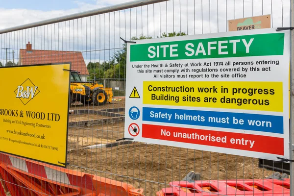 Woodbridge Suffolk İngiltere 11 Temmuz 2020: Yeni bir konut inşaatı sahasında sağlık ve güvenlik tabelasına yakın çekim