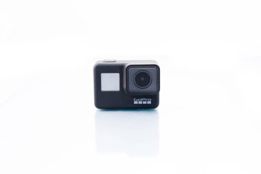 Suffolk, Birleşik Krallık Haziran 01: 2020: GoPro Hero 7 Black aksiyon kamera temiz beyaz arka plan karşı. GoPro, ekstrem sporlarda kullanılan küçük bir aksiyon kamerasıdır.