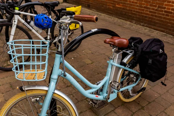 브리지 2021 자전거와 배터리 거리에 주차되어 자전거 스탠드와 자전거 자전거 — 스톡 사진