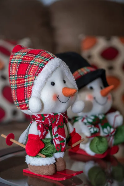 Weihnachtsdekoration Kleiner Schneemann Mit Seinen Skiern Auf Einem Glastisch — Stockfoto