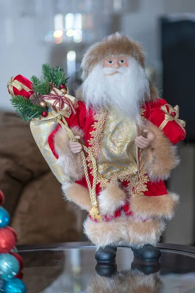 Decoração Natal Pequeno Papai Noel Com Presentes Uma Mesa Vidro — Fotografia de Stock