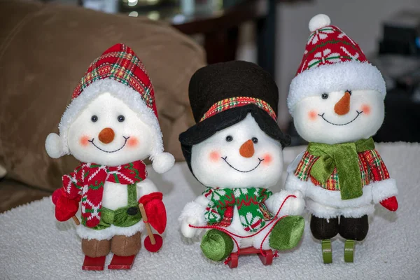 Weihnachtsdekoration Drei Kleine Schneemänner Schmücken Einen Kleinen Kaffeetisch — Stockfoto