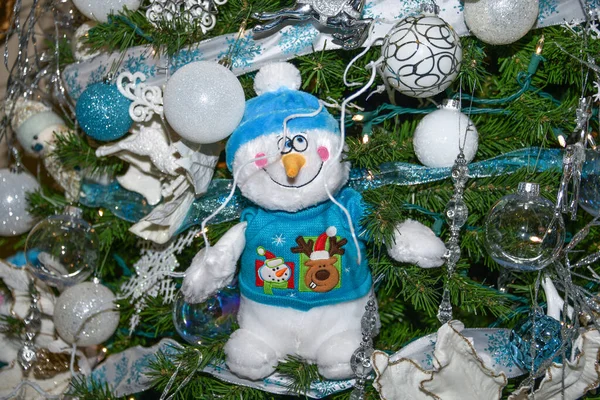 Χριστουγεννιάτικη Διακόσμηση Μικρή Φιγούρα Ενός Χιονάνθρωπου Στολίζει Ένα Χριστουγεννιάτικο Δέντρο — Φωτογραφία Αρχείου
