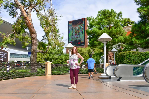 Nevada Usa Uma Bela Senhora Posa Cruzamento Calçada Que Conecta — Fotografia de Stock