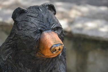 Halk sanatı. Kentucky Down Under Adventure Zoo 'daki ağaç gövdelerinden oyulmuş siyah ayı Amerika' daki At Mağarası 'nda bulunuyor. 13 Temmuz 2019