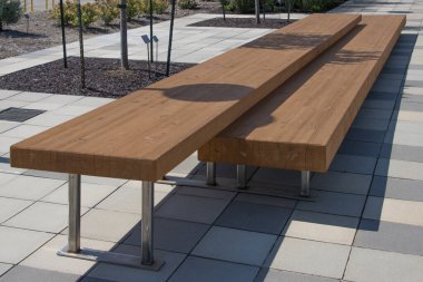 Kentucky USA 6 Eylül 2020. Louisville 'in rıhtım botanik bahçelerinde bulunan dikdörtgen şeklinde iki tahta parçasından yapılmış dekoratif koltuk.