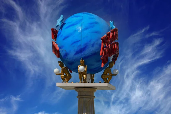 美国内华达州位于拉斯维加斯大道中心的凯撒宫 一个蓝色的大球体是著名的好莱坞餐厅的标志 — 图库照片
