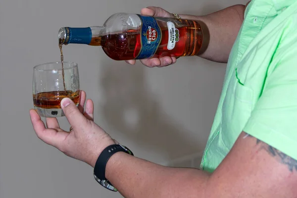 Louisville Estados Unidos Camarero Sostiene Una Botella Del Famoso Ron — Foto de Stock