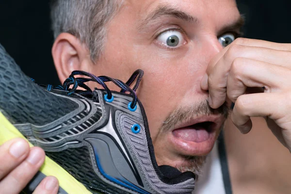 Uomo gag dopo odore scarpa — Foto Stock