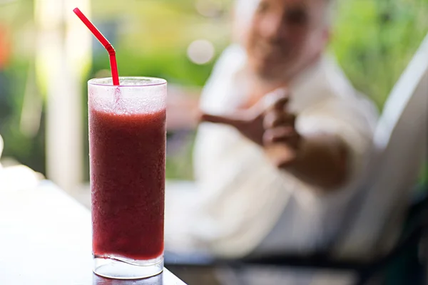 Man bereiken voor bevroren drankje Rechtenvrije Stockfoto's