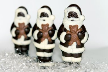 Kar üzerinde çikolata Santas üçlüsü