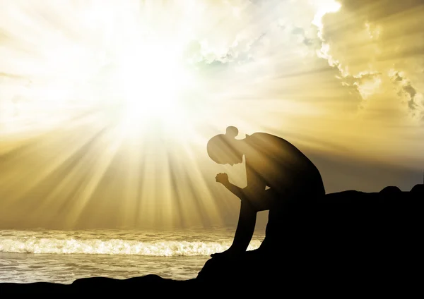 Жінка молиться Богу на заході сонця — стокове фото