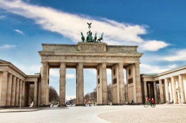 Berlin 'deki Brandenburg Kapısı Güzel mavi gökyüzü