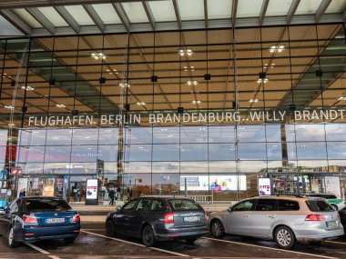 Berlin Brandenburg Havaalanı 'ndaki Terminal 1' in önünde park yeri (Almanca: Flughafen Berlin Brandenburg Willy Brandt) - Schoenefeld, Almanya - 1 Kasım 2020
