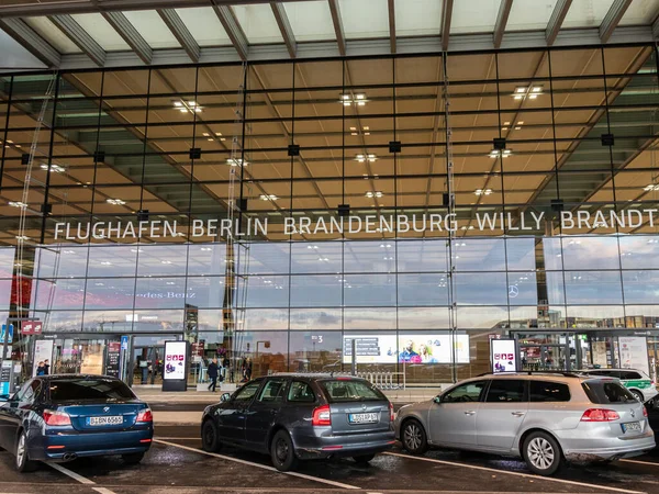 Berlin Brandenburg Havaalanı 'ndaki Terminal 1' in önünde park yeri (Almanca: Flughafen Berlin Brandenburg Willy Brandt) - Schoenefeld, Almanya - 1 Kasım 2020
