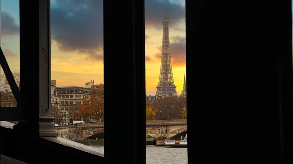Sob Uma Ponte Vista Torre Eiffel Pôr Sol Paris França — Fotografia de Stock
