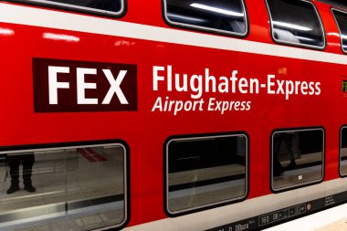 Berlin Merkez İstasyonu 'ndan Berlin Brandenburg Havalimanı' na giden bölgesel bir trende FEX Hattı 'nın Mektubu, BER (Airport Willy Brandt) - Schoenefeld, Almanya - 1 Kasım 2020