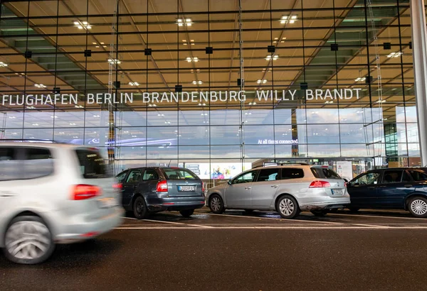 Moving Car Front Berlin Brandenburg Airport Ber Willy Brandt Schnefeld — ストック写真