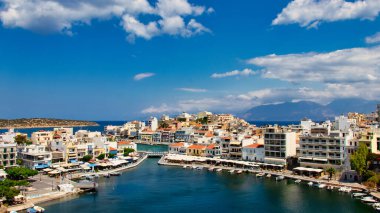 Ünlü liman ve binaları Agios Nikolaos Körfezi manzarası - Agios Nikolaos, Yunanistan - 9 Ağustos 2020