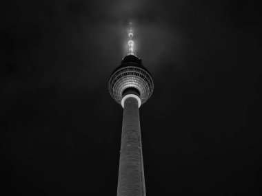 Meşhur Berlin TV kulesi, gece siyah beyaz.
