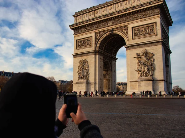 Turista Tira Uma Foto Arco Triunfo Com Seu Celular Paris — Fotografia de Stock