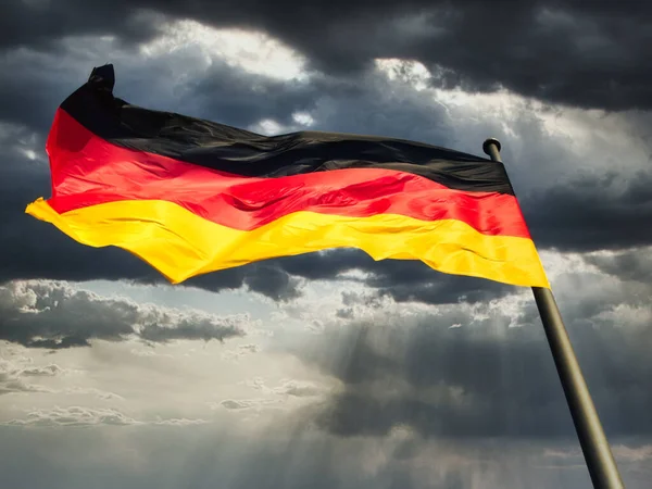 Vlajka Spolkové Republiky Německo Vlajkovém Stožáru Šedém Počasí — Stock fotografie