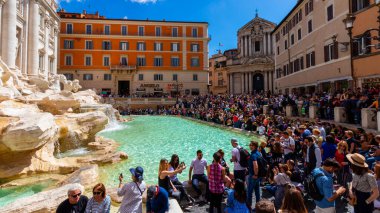 Roma, İtalya - 27 Nisan 2019: Roma Piazza Trevi, Roma 'da ünlü Trevi Çeşmesi veya Fontana di Trevi. 1762 'de inşa edilmiş, Nicola Salvi tarafından tasarlanmış.