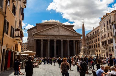 Roma 'daki tarihi Panteon' un önündeki meydanda bir sürü turist var.