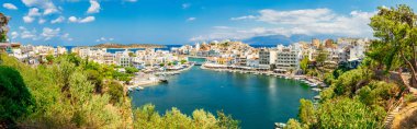 Agios Nikolaos, Yunanistan - 9 Ağustos 2020 - Ünlü liman ve binaları ile Agios Nikolaos Körfezi manzarası