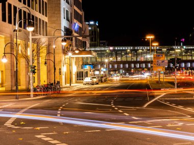 Berlin, Almanya - 15 Kasım 2020 - Hardenbergstrasse 'deki Zooloji Garı tren istasyonuna bakan yol trafiğinin görüntüsü