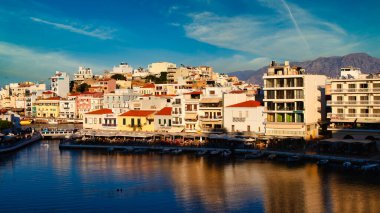 Agios Nikolaos, Yunanistan - 9 Ağustos 2020 - Ünlü liman ve binaları ile Agios Nikolaos Körfezi manzarası