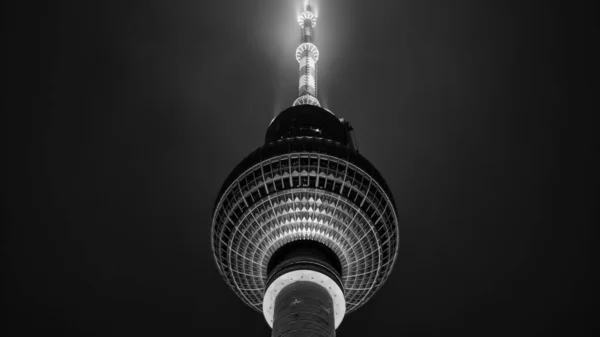 黒と白のアレクサンダー広場のベルリンのテレビ塔 — ストック写真