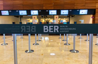 Berlin Brandenburg Havaalanı 'nın (BER) önündeki bariyer - Schnefeld, Almanya - 1 Kasım 2020